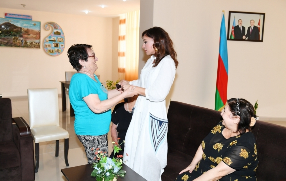 Aserbaidschans Erste Vizepräsidentin Mehriban Aliyeva besucht Pflegeheim in Bilgah VIDEO