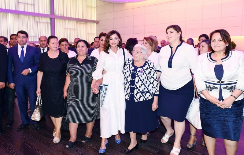 Erste Vizepräsidentin Mehriban Aliyeva feiert ihren Geburtstag mit Binnenvertriebenen VIDEO