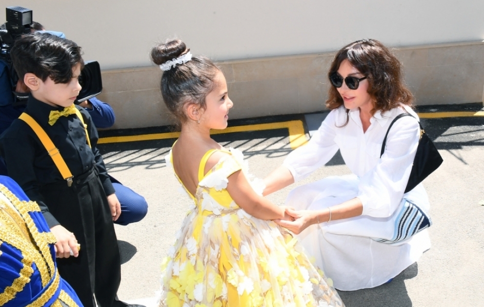 La première vice-présidente Mehriban Aliyeva a participé à l'inauguration des écoles maternelles et à une fête des enfants VIDEO
