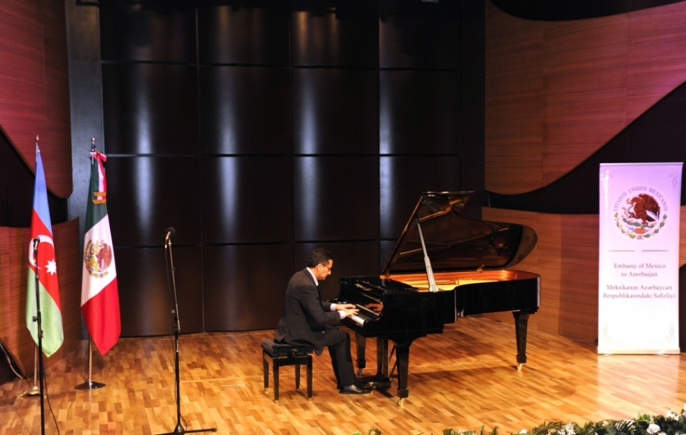 Beynəlxalq Muğam Mərkəzi Meksika fortepiano məktəbini təqdim edib VİDEO