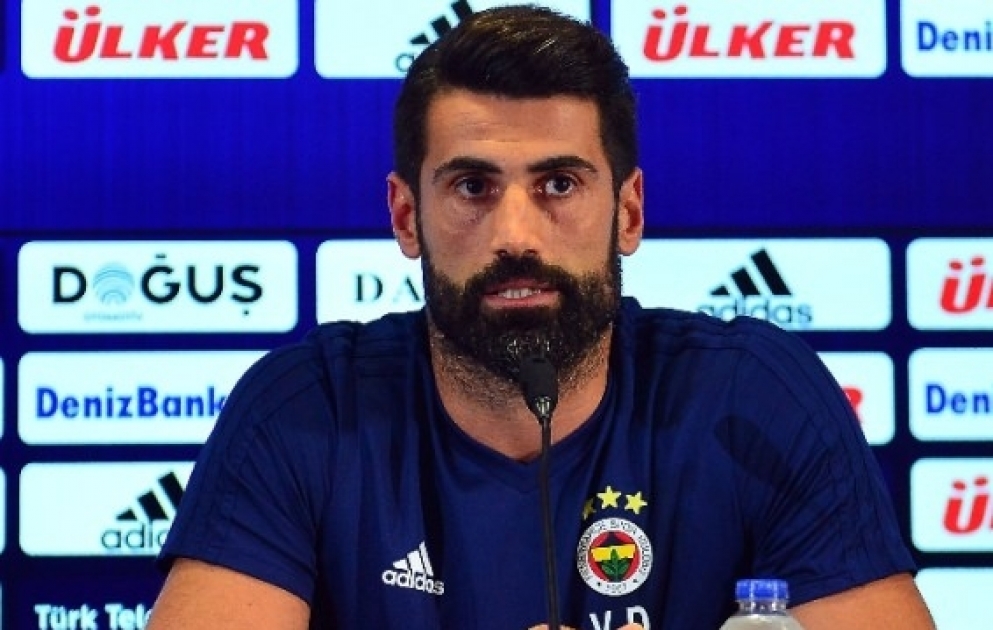 “Fənərbağça”nın qapıçısı Volkan Dəmirəl futbolçu karyerasını başa vurub VİDEO