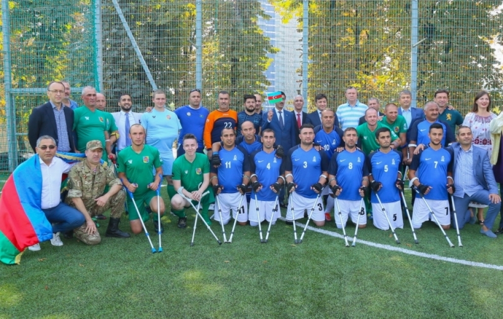 Kiyevdə amputasiyalı müharibə veteranlarından ibarət minifutbol üzrə Ukrayna və Azərbaycan komandaları arasında yoldaşlıq görüşü keçirililb VİDEO