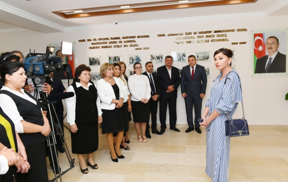 Birinci vitse-prezident Mehriban Əliyeva Kürdəxanı qəsəbəsindəki 113 nömrəli məktəbdə yenidənqurmadan sonra yaradılan şəraitlə tanış olub  YENİLƏNİB VİDEO