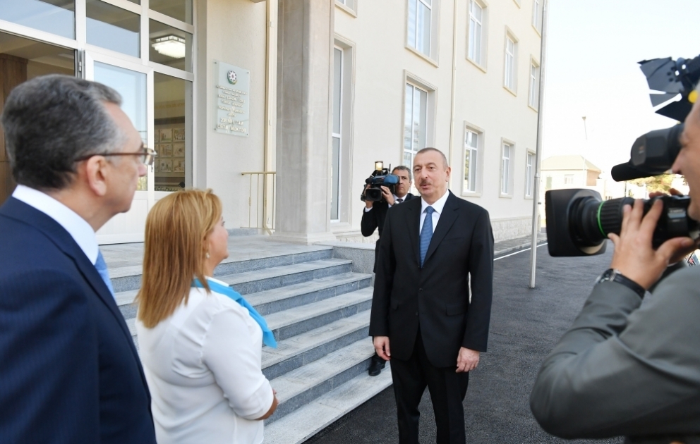 Prezident İlham Əliyev Suraxanı rayonunda əsaslı şəkildə yenidən qurulan 208 nömrəli məktəbdə yaradılan şəraitlə tanış olub YENİLƏNİB VİDEO
