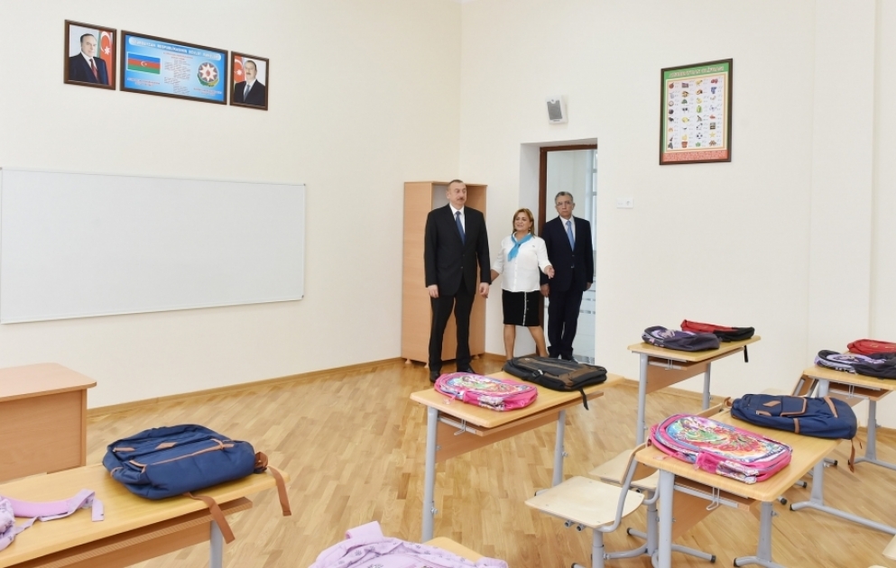 Le président Ilham Aliyev visite l’école secondaire №208 dans l’arrondissement de Sourakhany VIDEO