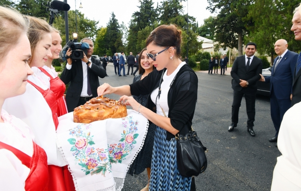 İsmayıllı rayonunun İvanovka kəndindəki Mədəniyyət Sarayı əsaslı təmirdən sonra istifadəyə verilib YENİLƏNİB VİDEO