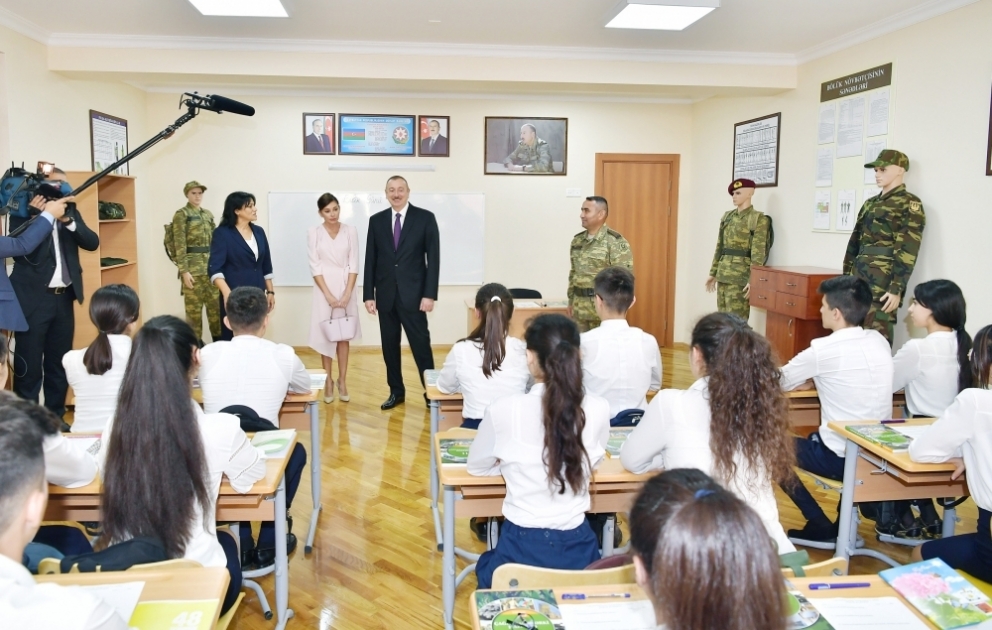 Präsident Ilham Aliyev weiht neues Lehrgebäude der Mittelschule Nr. 300 im Binagadi Rayon ein VIDEO