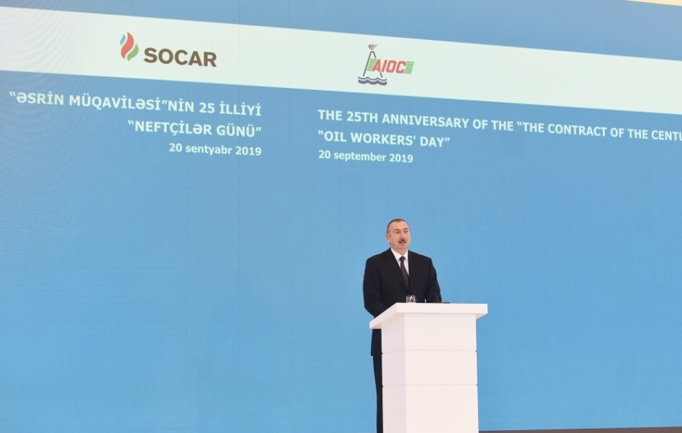 Präsident Ilham Aliyev nahm an Veranstaltung zum 25. Jahrestag des “Jahrhundertvertrags” und dem Tag der Ölarbeiter teil VIDEO