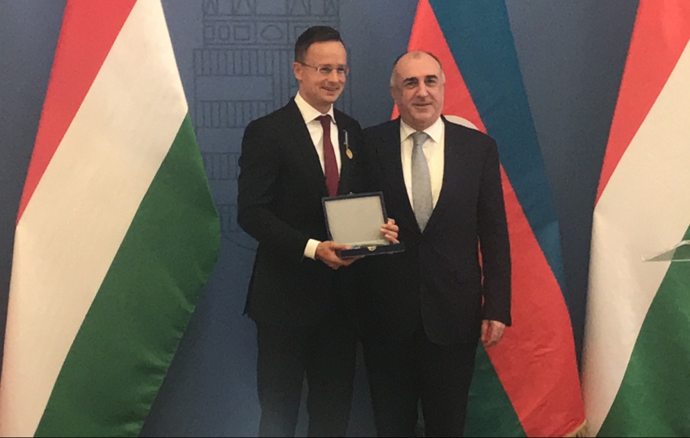 Macarıstan nazirinə Azərbaycanın diplomatik xidmət orqanlarının 100 illiyi medalı təqdim olunub VİDEO