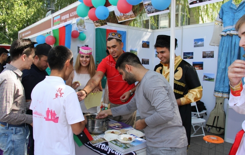 Azərbaycanlı tələbələr Çində mədəniyyət festivalında ölkəmizi təbliğ ediblər VİDEO
