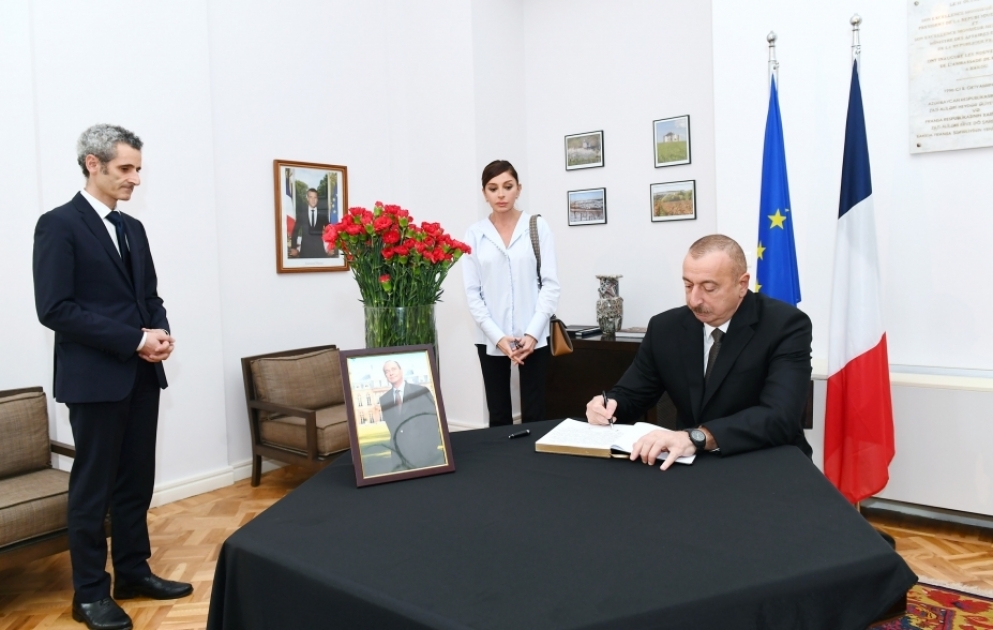 Präsident Ilham Aliyev besucht französische Botschaft Baku und kondoliert zum Tod von Jacques Chirac VIDEO