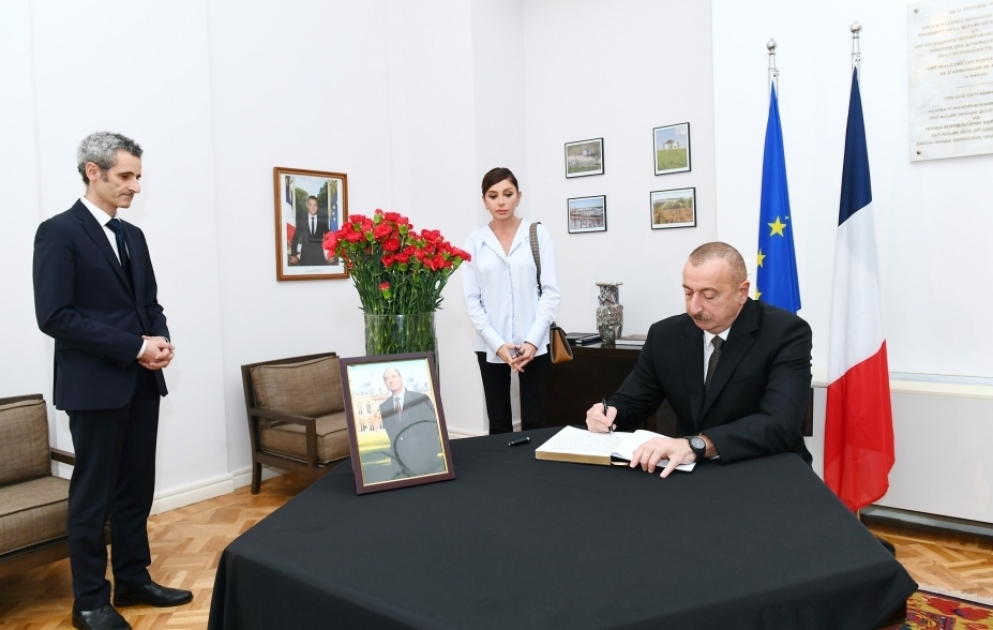 Le président azerbaïdjanais rend visite à l’ambassade de France à Bakou à la suite du décès de l’ancien président Jacques Chirac VIDEO