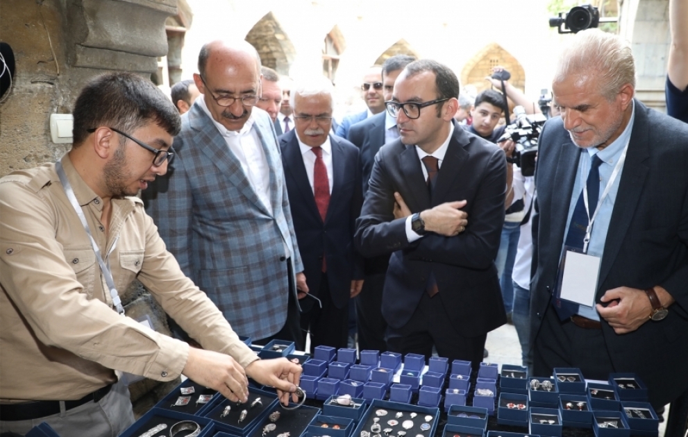 İçərişəhərdə “El sənəti” I Bakı Beynəlxalq Ənənəvi Sənətkarlıq Festivalının təntənəli açılış mərasimi olub VİDEO