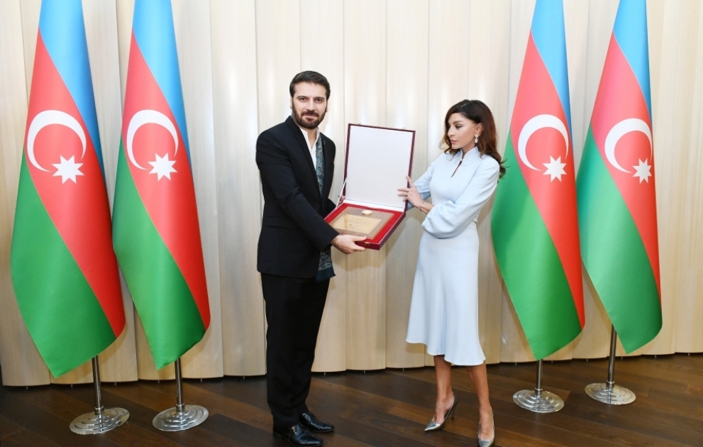 Birinci vitse-prezident Mehriban Əliyeva məşhur müğənni və bəstəkar Sami Yusufa Azərbaycan Prezidentinin fəxri diplomunu təqdim edib VİDEO