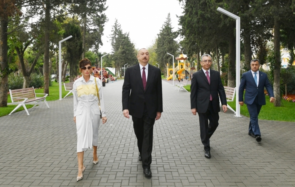 Präsident Ilham Aliyev besucht neu rekonstruierten Park in Baku VIDEO