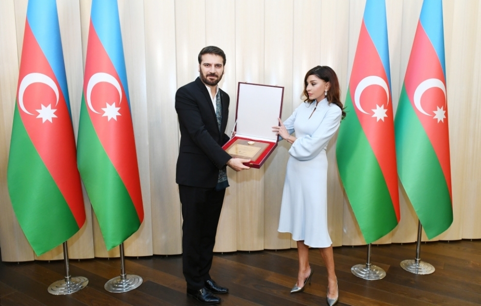 First Vice-President Mehriban Aliyeva presented honorary diploma of the President of Azerbaijan to famous singer and composer Sami Yusuf VIDEO