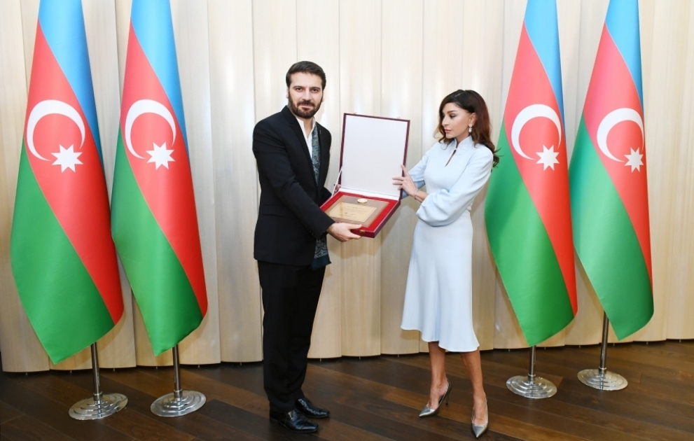 Erste Vizepräsidentin Mehriban Aliyeva trifft berühmten Sänger Sami Yusuf VIDEO