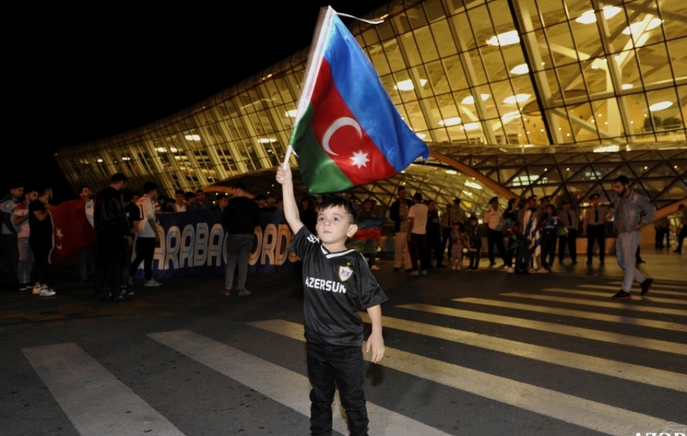 “Qarabağ” klubunun futbolçuları Lüksemburq zəfərindən sonra Vətənə qayıdıblar VİDEO