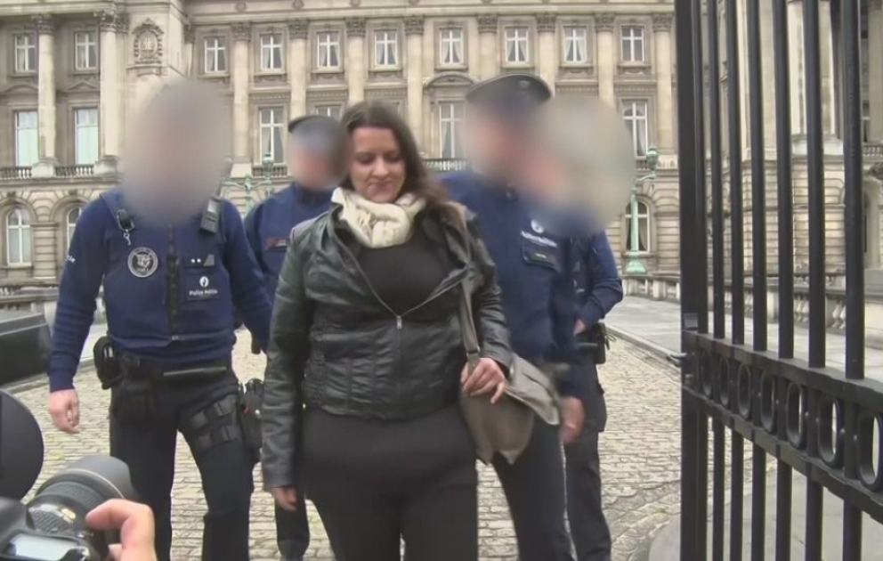 Polis “sarı jiletli” qadının Kral sarayına daxil olmasının qarşısını alıb VİDEO