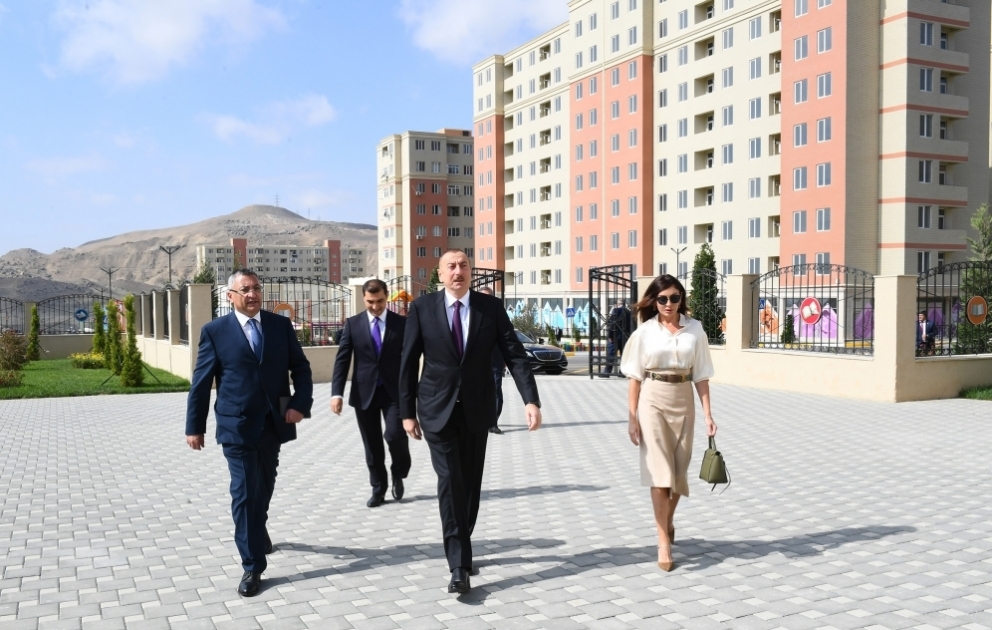 Präsident Ilham Aliyev weiht für Flüchtlingsfamilien gebauten Wohnkomplex “Gobu Park-2“ ein VIDEO