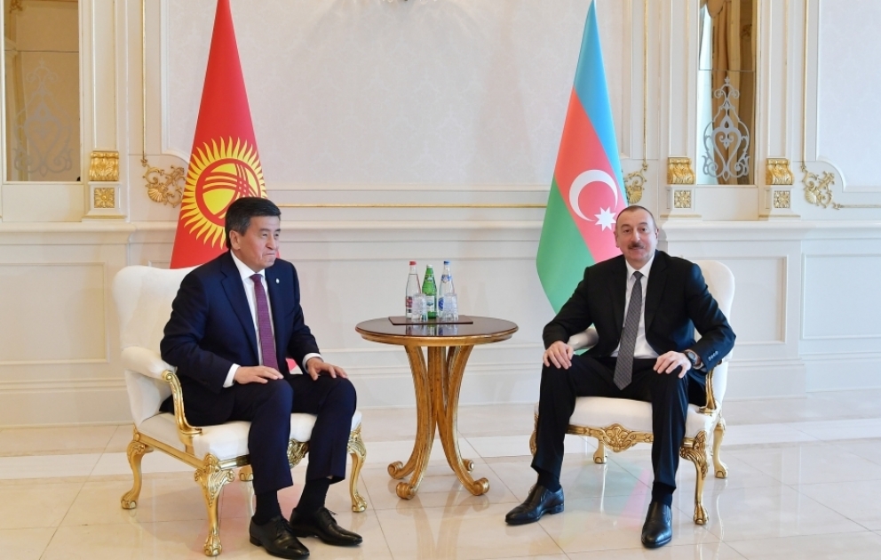 Präsident Ilham Aliyev trifft Kirgisiens Präsident Sooronbai Dscheenbekow in Baku VIDEO
