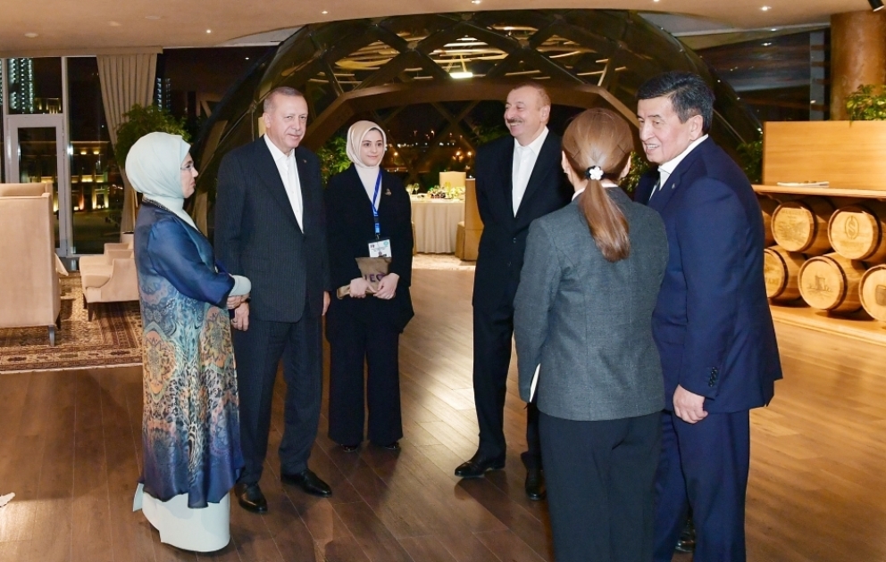Le président Ilham Aliyev dîne avec les chefs d’Etat et de gouvernement participant au 7e Sommet du Conseil turc VIDEO