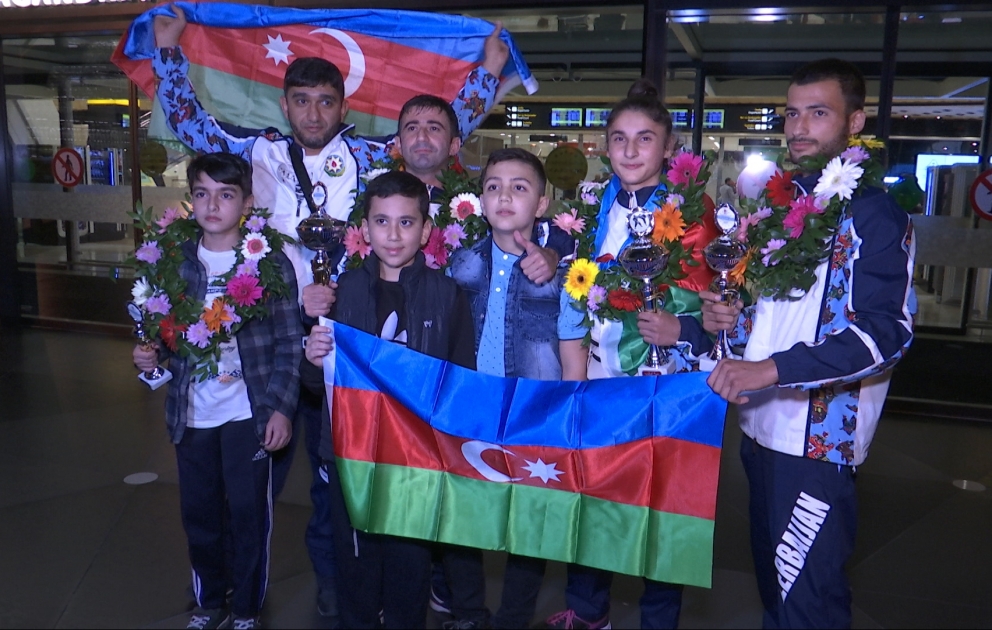Pencak-silat üzrə açıq Avropa çempionatında uğurla çıxış edən millimizin üzvləri Vətənə dönüblər VİDEO