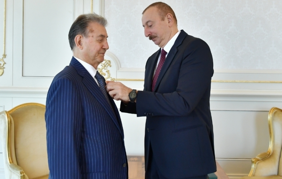 Präsident Ilham Aliyev empfängt Akif Alizade und zeichnet ihn mit Arbeitsorden erster Klasse aus VIDEO