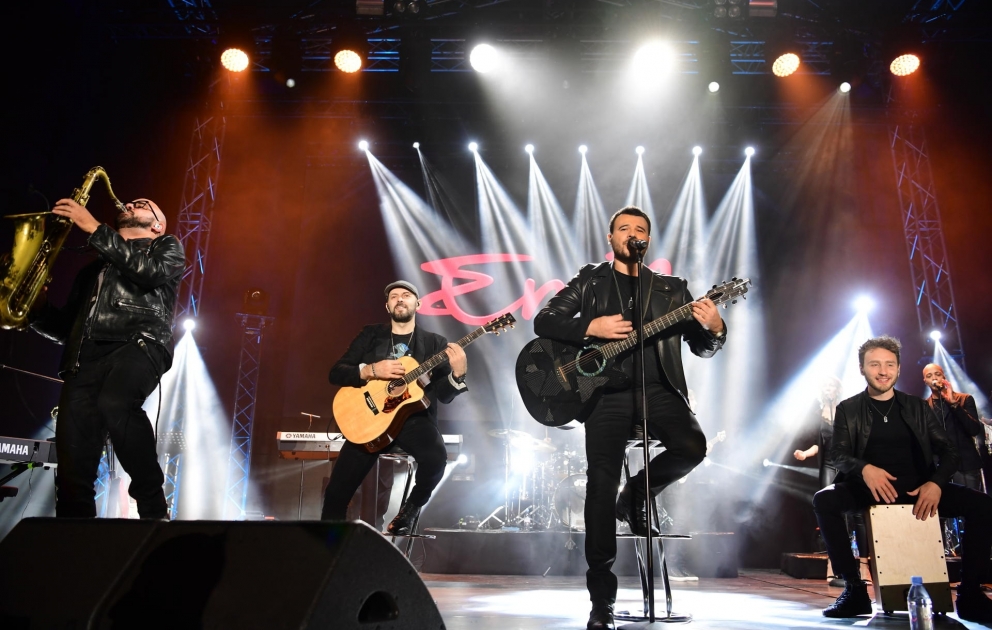EMİN Gəncədə minlərlə pərəstişkarı qarşısında konsert proqramı ilə çıxış edib VİDEO