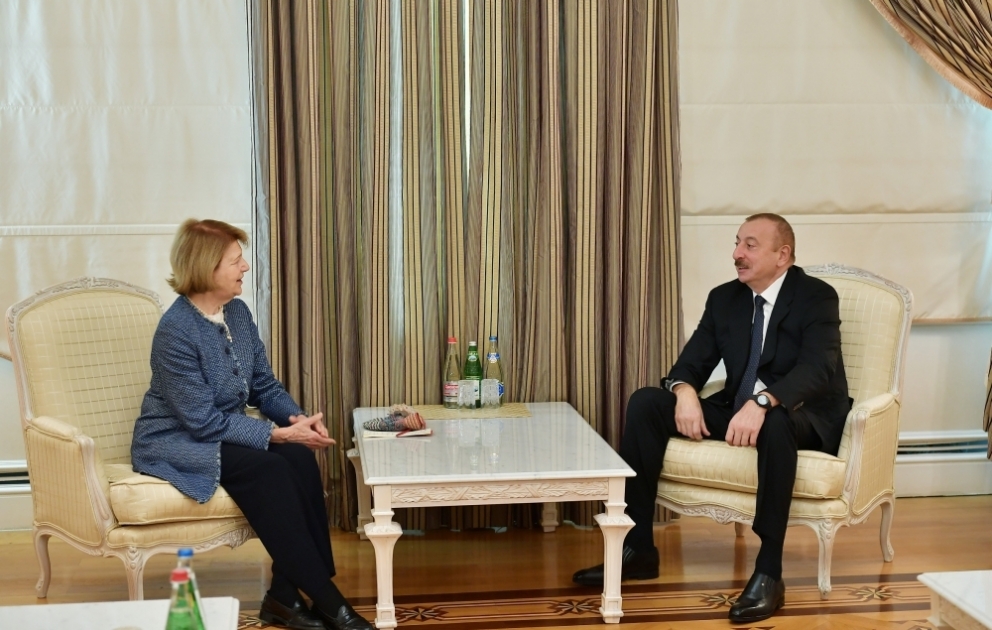 Staatspräsident Ilham Aliyev empfängt britische Delegation VIDEO