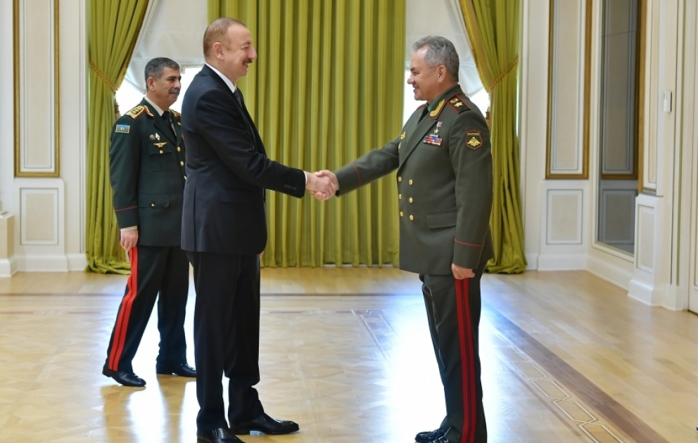 Le président Ilham Aliyev reçoit les participants de la réunion du Conseil des ministres de la défense de la CEI VIDEO