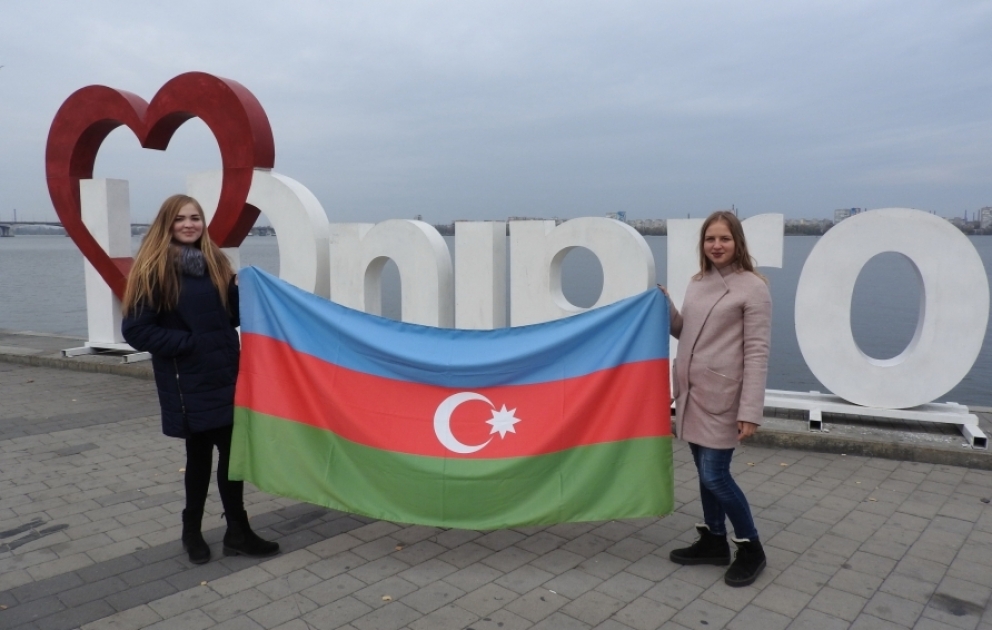 По случаю Дня государственного флага в Днепре прошла акция –  ФОТОРЕПОРТАЖ ВИДЕО