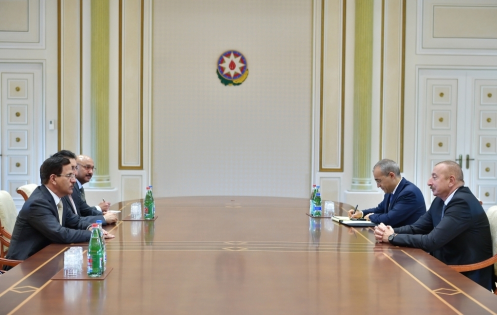 Le président Ilham Aliyev reçoit une délégation menée par le ministre émirien de l’Economie VIDEO