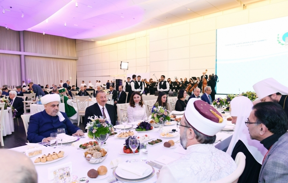 Dünya dini liderlərinin II Bakı Sammitinin iştirakçılarının şərəfinə ziyafət VİDEO