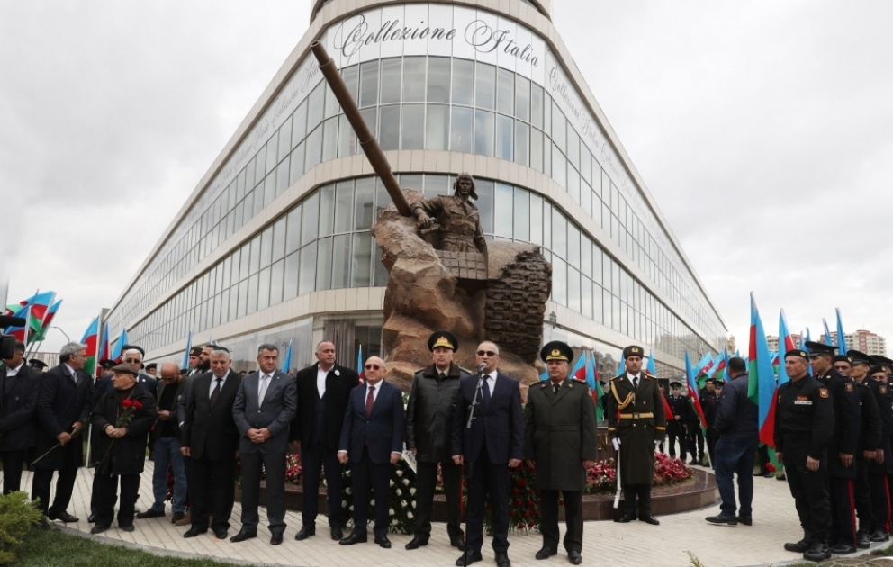 Bakıda Azərbaycanın Milli Qəhrəmanı Albert Aqarunovun şərəfinə ucaldılan heykəlin açılışı olub VİDEO