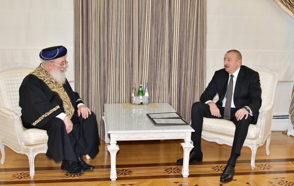 Präsident Ilham Aliyev empfängt sephardischen Oberrabbiner von Al-Quds VIDEO