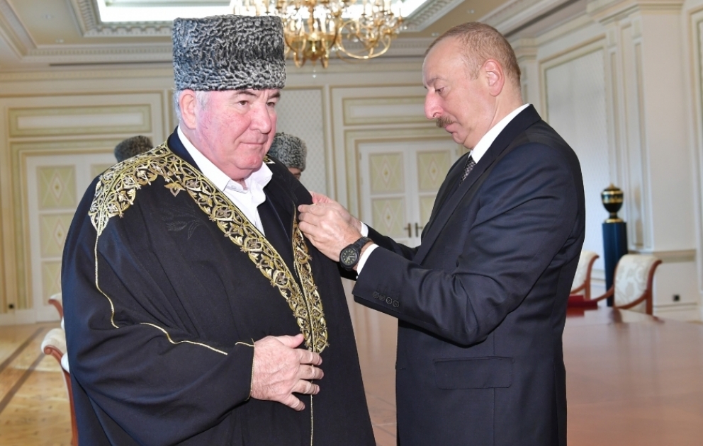Staatspräsident Ilham Aliyev empfängt eine Gruppe von muslimischen Persönlichkeiten aus Religion VIDEO