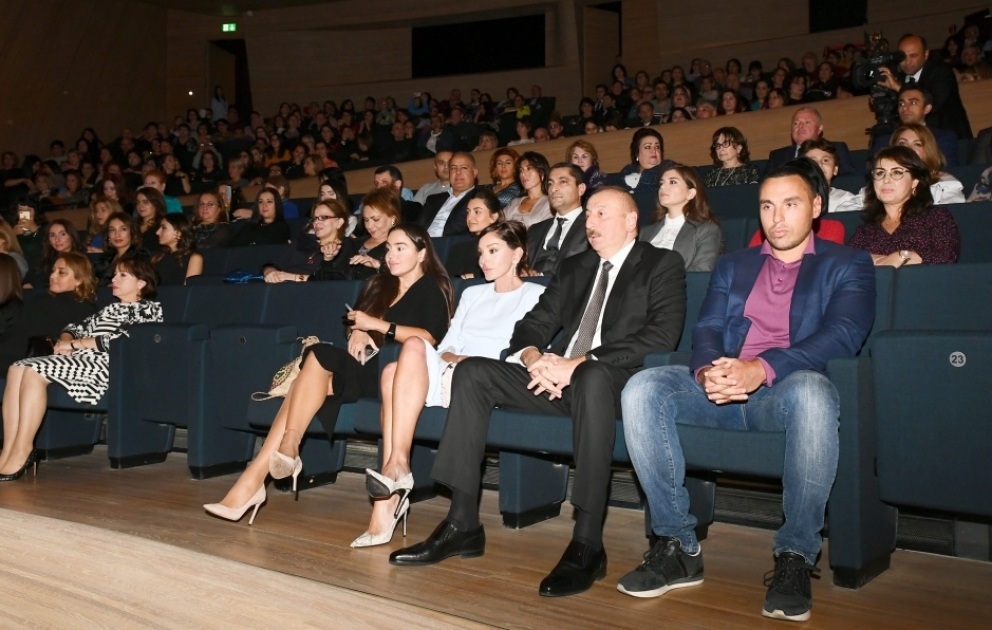 Le Centre Heydar Aliyev a accueilli un spectacle du célèbre humoriste Maxime Galkine Le président Ilham Aliyev et la première dame Mehriban Aliyeva ont assisté au spectacle VIDEO