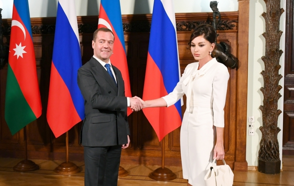 Vizepräsidentin Mehriban Aliyeva trifft sich mit Russlands Regierungschef Dmitrij Medwedew VIDEO