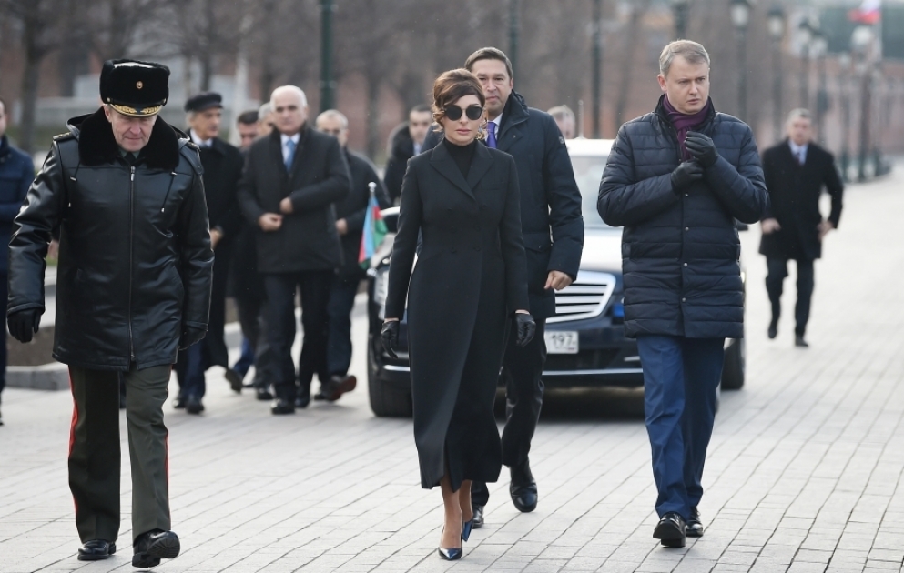 First Vice-President Mehriban Aliyeva visited tomb of unknown soldier in Moscow VIDEO