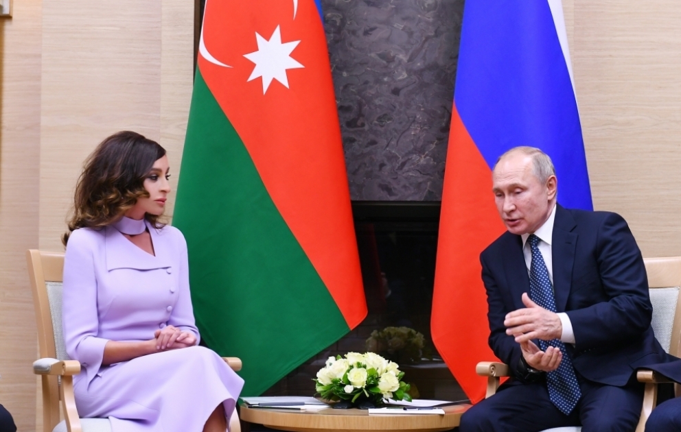 Rencontre de la première vice-présidente azerbaïdjanaise avec le président russe VIDEO