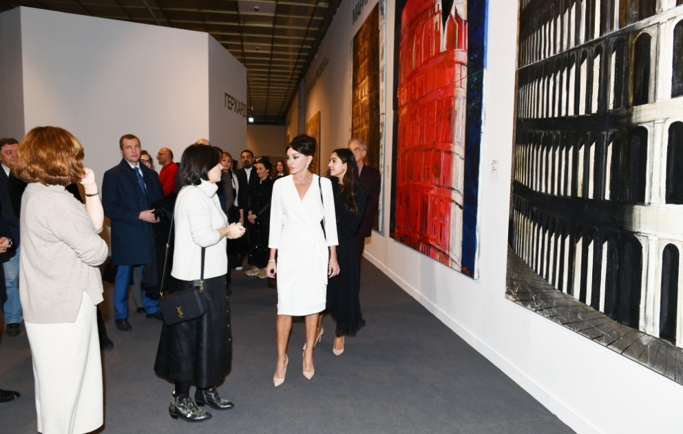 Erste Vizepräsidentin Mehriban Aliyeva besucht Moskauer Biennale für zeitgenössische Kunst VIDEO