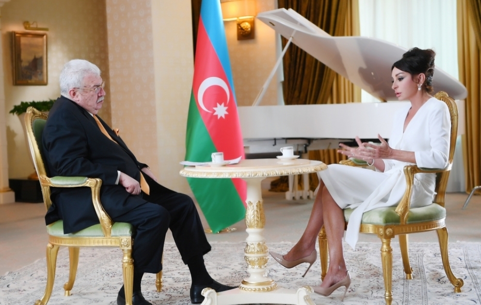 Erste Vizepräsidentin Mehriban Aliyeva gibt russischen Medien Interview VIDEO