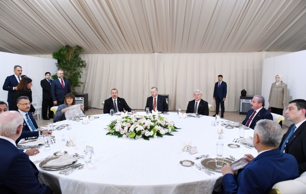 TANAP-ın Avropa ilə birləşən hissəsinin açılış mərasiminin iştirakçılarının şərəfinə ziyafət verilib  Prezident İlham Əliyev ziyafətdə iştirak edib VİDEO