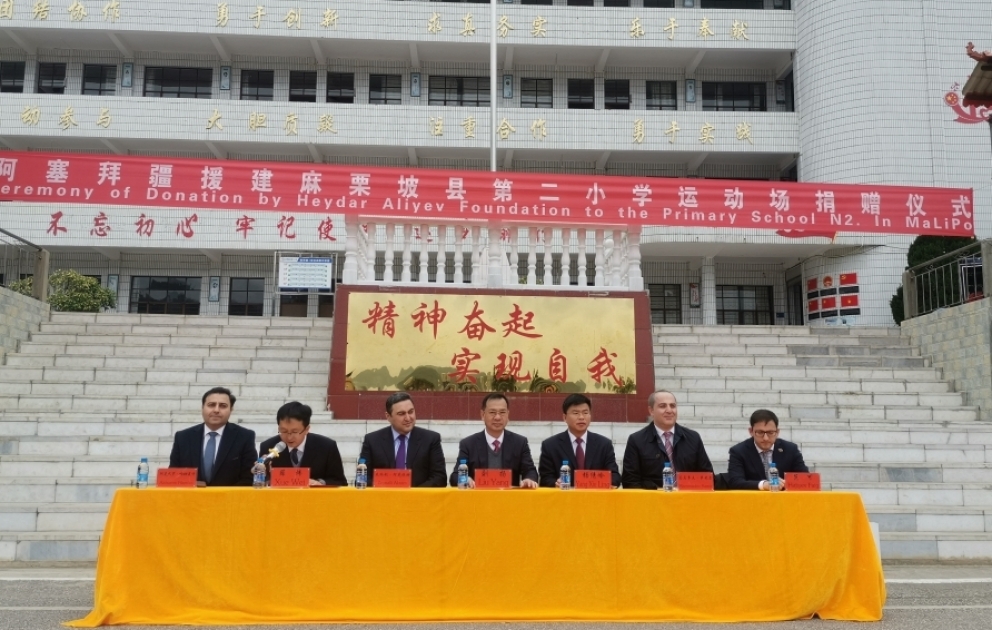 Mit Unterstützung von Heydar Aliyev Stiftung wird Sportplatz in China gründlich renoviert VIDEO