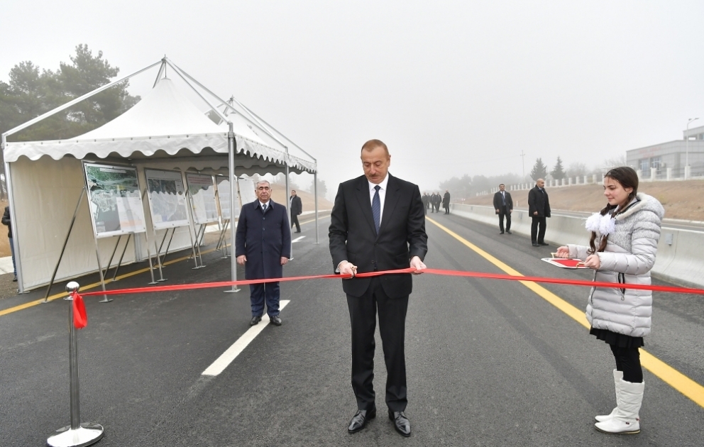 Schamachi: Präsident Ilham Aliyev weiht 101-117 langen Abschnitt der Automobilstraße Baku-Schamachi-Yevlach ein VIDEO