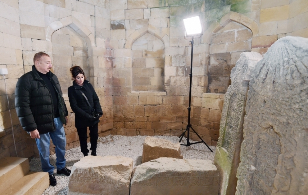 Präsident Ilham Aliyev und First Lady inspizieren rund um Schahkhandan-Mausoleum in Schamachi durchgeführte Sanierungsarbeiten VIDEO