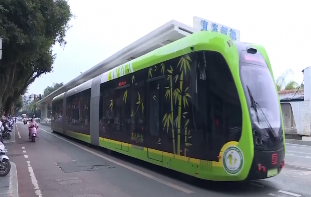 Dünyada ilk relssiz tramvay xətti Çində istifadəyə verilib VİDEO