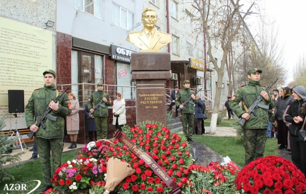 В Дербенте установлен памятник видному государственному деятелю, генерал-лейтенанту артиллерии Гусейну Расулбекову ВИДЕО