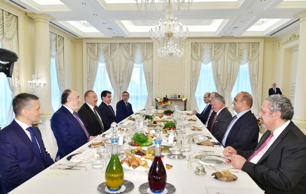 Le président Ilham Aliyev et le roi Abdallah II de Jordanie se réunissent autour d’un déjeuner de travail VIDEO